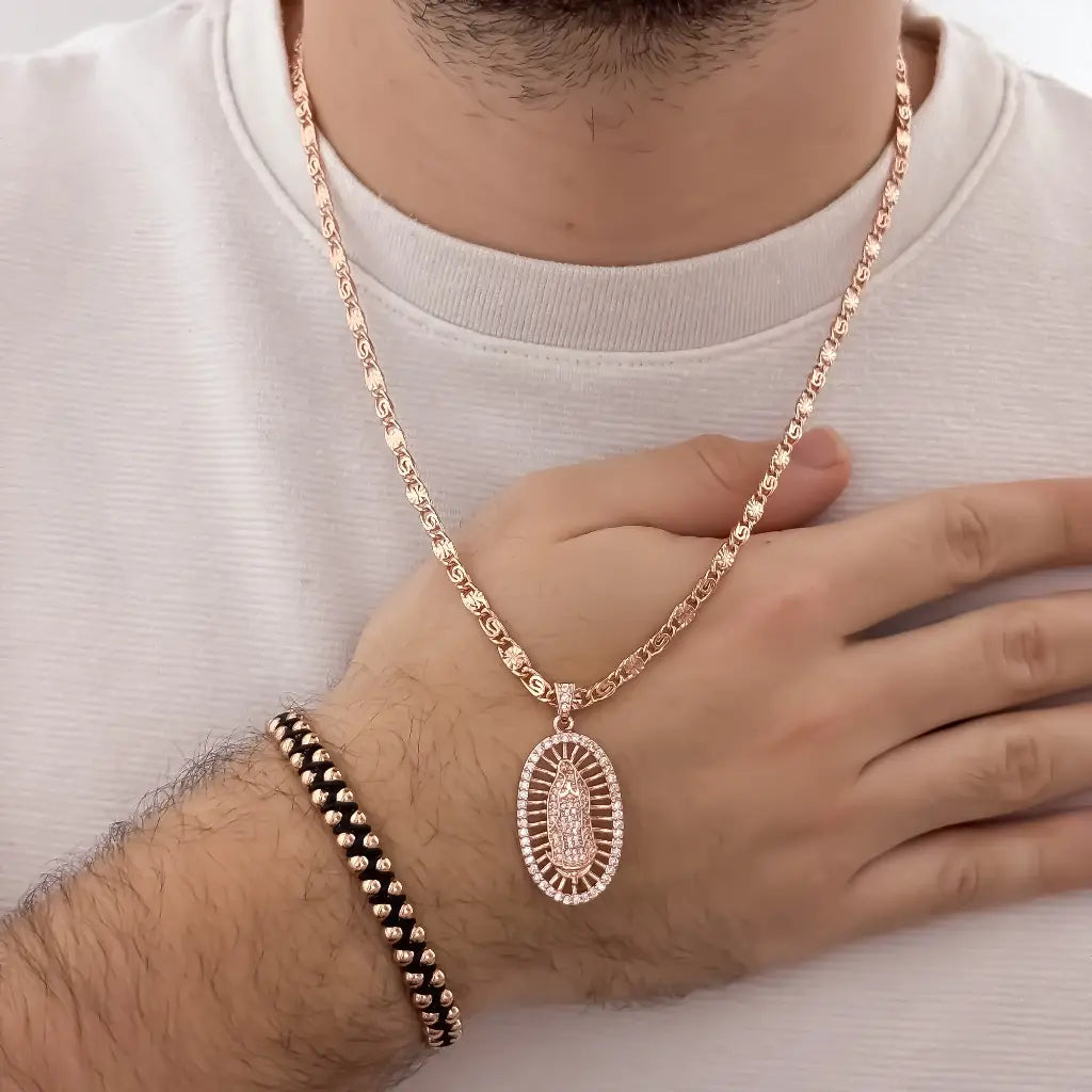 Conjunto De Caballero Con Cadena De Tejido Caracol, Dije De La Virgen De Guadalupe Y Manilla Tejida De Dos Carriles De Laminado Rosa
