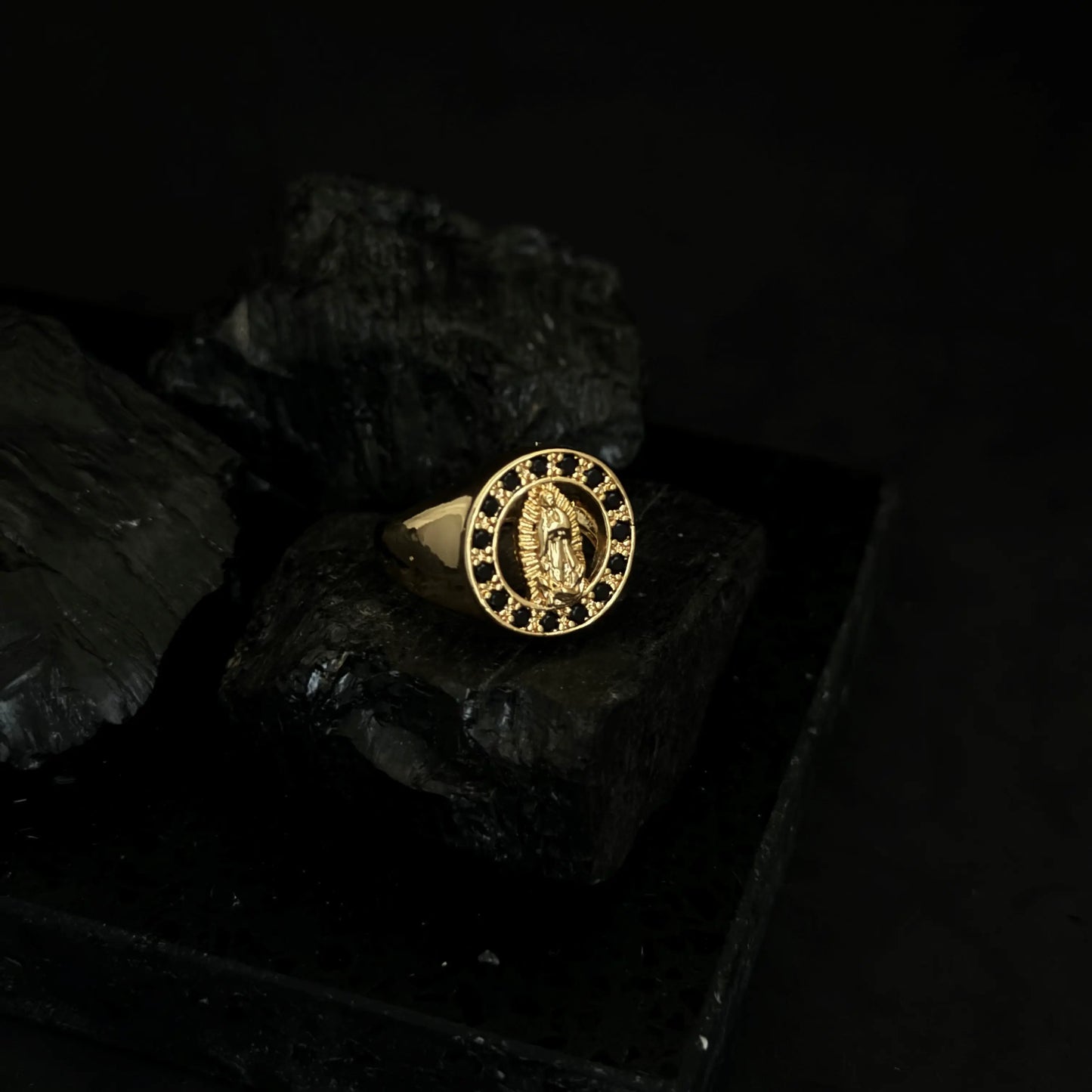 Anillo de Caballero Con Diseño Guadalupe Con Piedras Cristales Negros + Envío Gratis