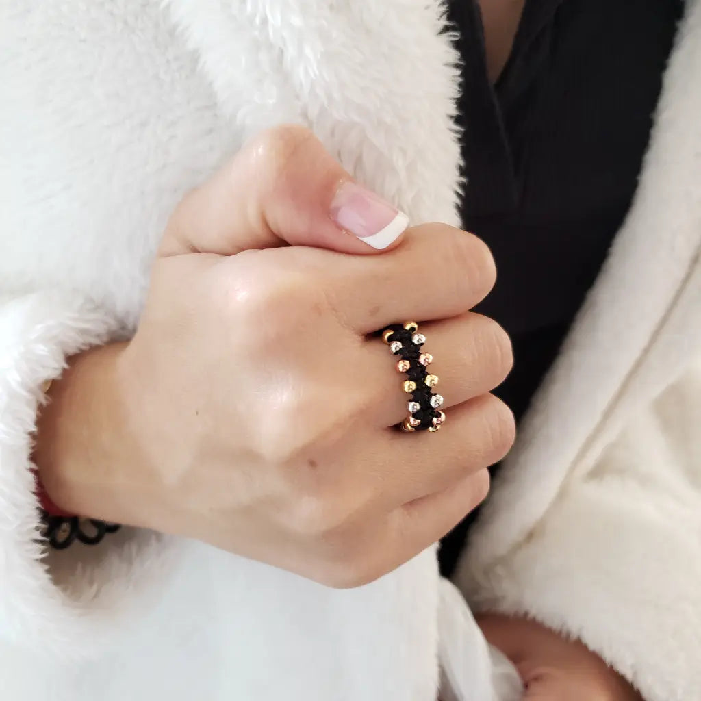 Anillo De Tejido Macramé Con Balines Tres Oros