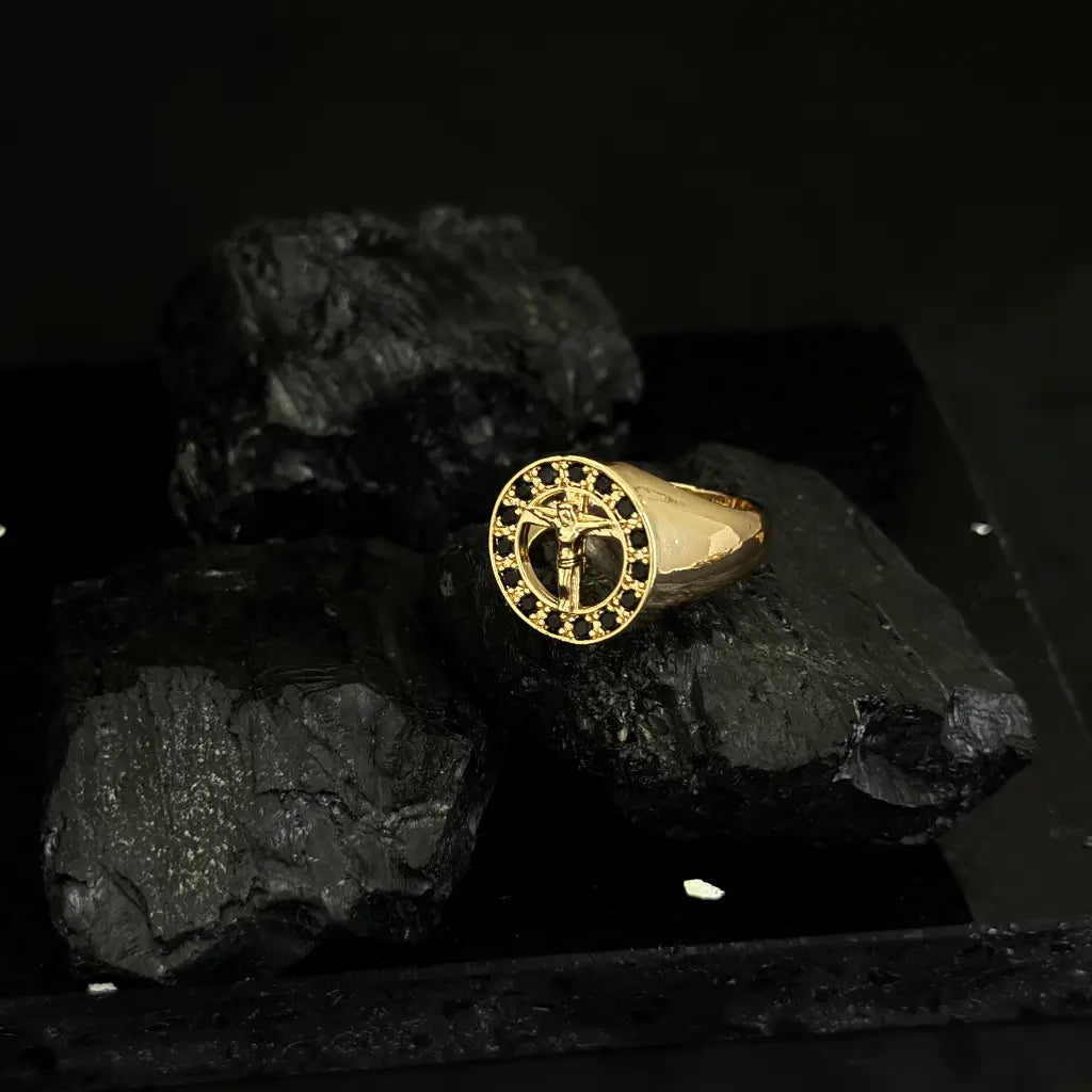 Anillo para Hombre De Crucifijo Con Detalles De Piedras Negras + Envío Gratis