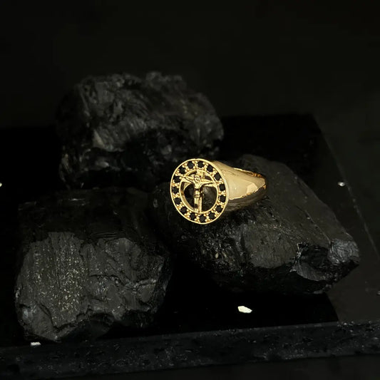 Anillo para Hombre De Crucifijo Con Detalles De Piedras Negras + Envío Gratis